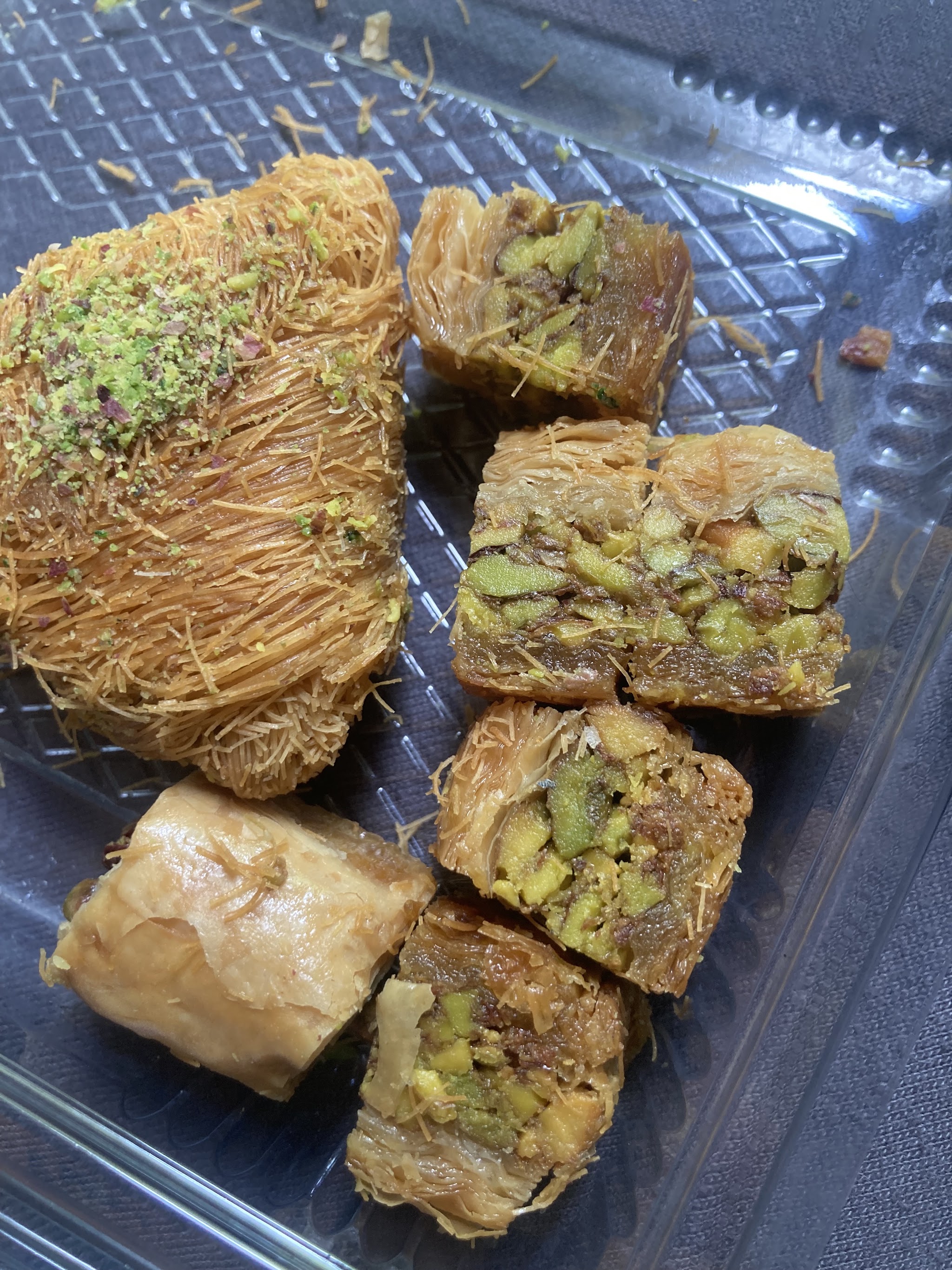 Pistache baklava en kanafeh, vers gesneden bij Ali Sweets & Nuts