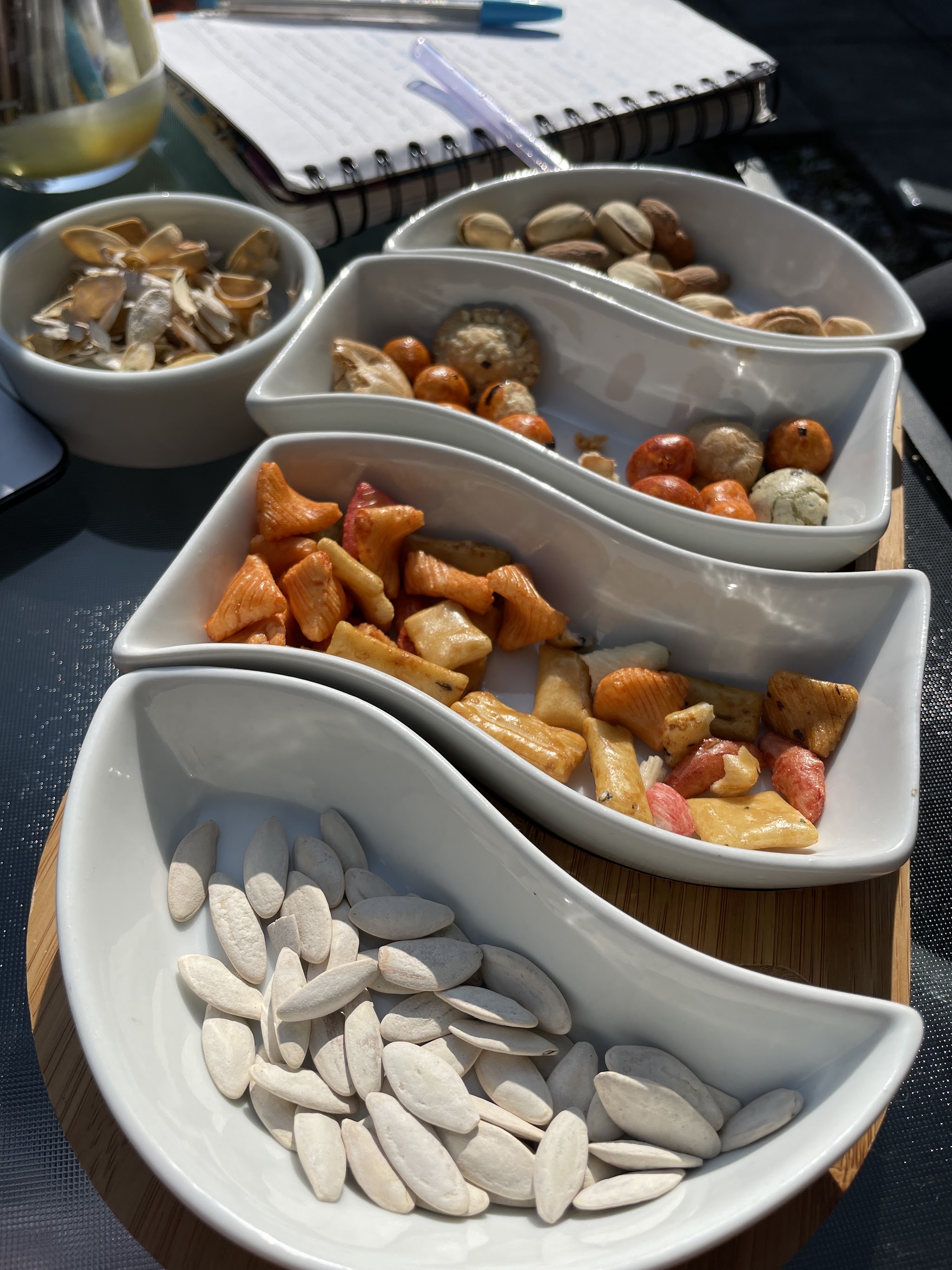 Assortiment van gemengde noten en pitten in schaaltjes bij Ali Sweets & Nuts